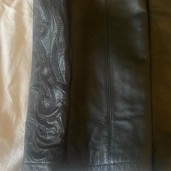 Women’s Harley Davidson Lined Leather Pants tribal Appliqué/Zippers at bottom. 8 - Picture 8 of 13